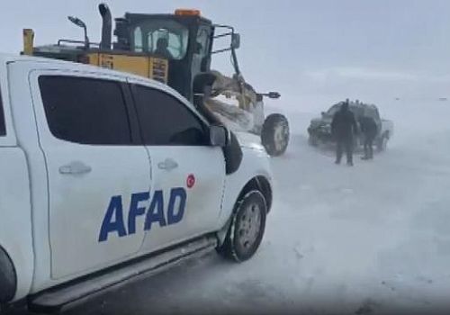 Ardahan’da Tipi Ulaşımı Felç Etti: Mahsur Kalan 7 Araç Kurtarıldı