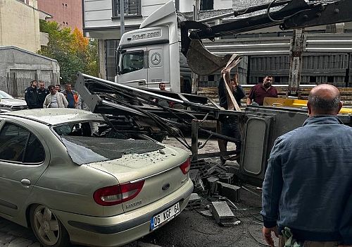 Ardahan’da tır dorsesinden inşaat alanına tuğla taşıyan Forklift park halindeki otomobilin üzerine devrildi