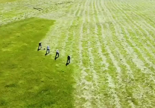 Ardahan da Tırpanla ot biçen çiftçilerin zorlu mesaisi dron ile görüntülendi