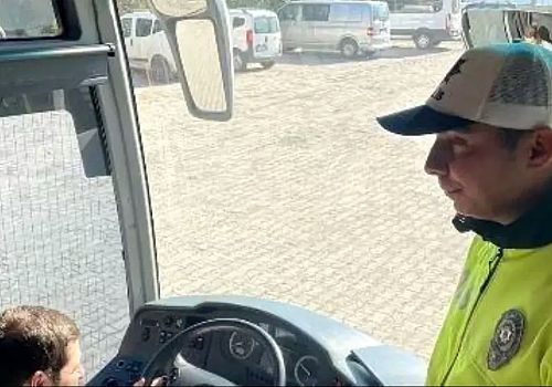 Ardahan da Trafik ekipleri, otobüs yolcularına emniyet kemeri kullanımını anlattı ve broşür dağıttı.