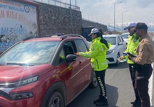 Ardahan’da trafik polisler, sürücü ve yolcuların bayramını şeker ve kolonya ikram ederek kutladı.