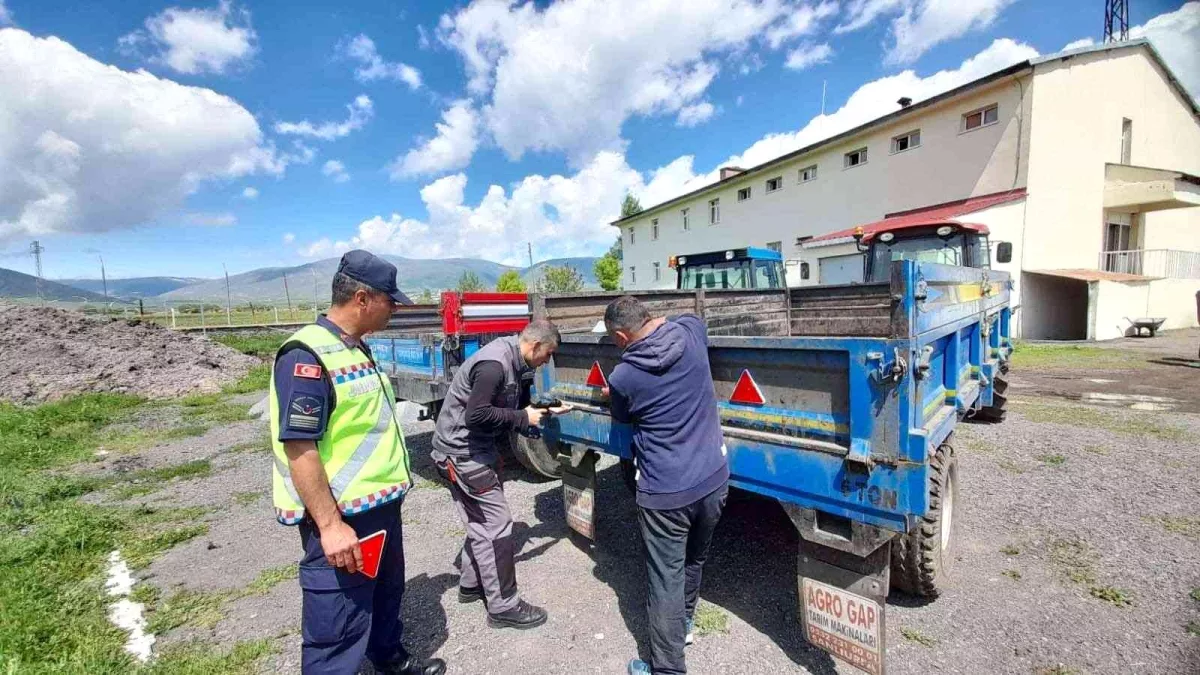 Ardahan da Traktör kullanan çiftçilere Reflektör uyarısı