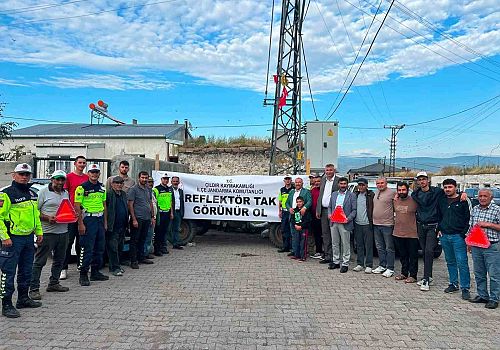 Ardahan'da Traktör Kullanıcılarına Yönelik Reflektör Tak, Görünür Ol Çalışması