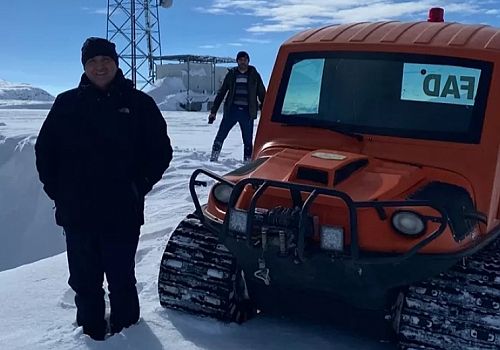 Ardahan'da Türk Telekom ekibini , vericiye, İl Özel İdaresine ait paletli (snowtrack) arac ulaştırıldı