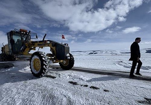 Ardahan'da ulaşıma kapalı bulunan köy yollarında karla mücadele çalışmalarına başlandı