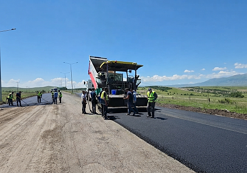 Ardahan’da Ulaşımda Sıcak Asfalt Dönemi: Çalışmalar Hız Kazandı