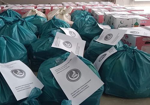 Ardahan da ülkücü gençler tarafından ihtiyaç sahibi ailelere Ramazan kolileri dağıtılıyor