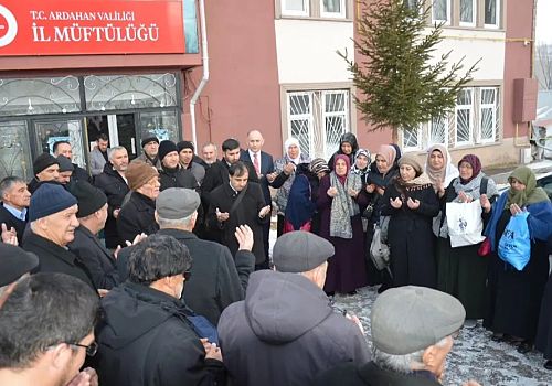 Ardahan da umre ziyaretine gidecek olan vatandaşlar için, uğurlama programı düzenlendi.