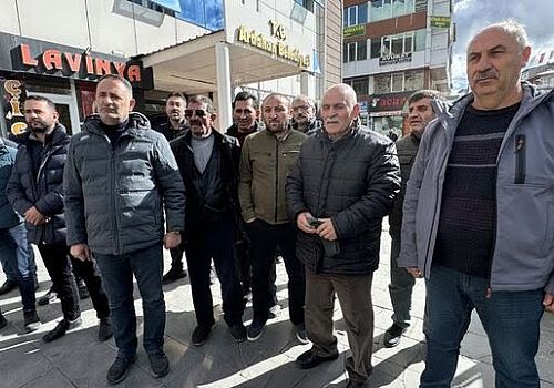 Ardahan'da vatandaşlar, belediye önünde toplanarak imar uygulamasına tepki gösterdi.