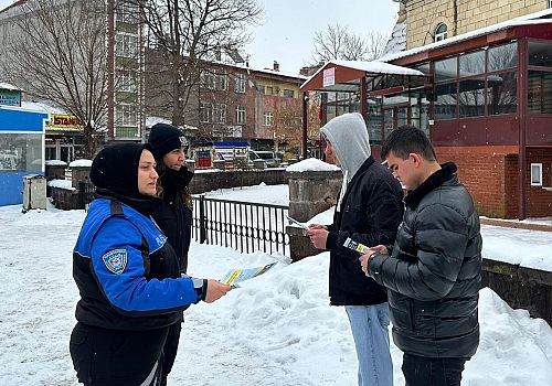Ardahan’da Vatandaşlara Dolandırıcılık Uyarısı: Broşür Dağıtıldı, Bilgilendirme Yapıldı