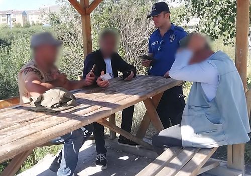 Ardahan da vatandaşların huzur ve güvenliği için il merkezi ve ilçelerde denetimlerini aralıksız sürdürüyor