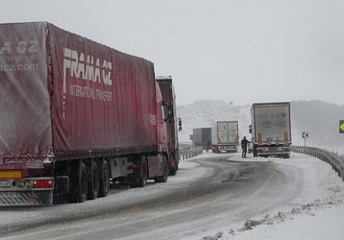 Ardahan da ve tipi nedeniyle tırlar yolda mahsur kaldı