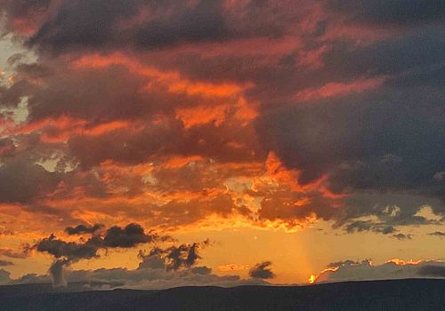 Ardahan’da yaşanan bu garip hava olayını gören vatandaşlar eşsiz manzarayı izlemeye doyamadı.