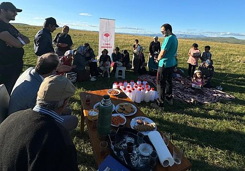 Ardahan da Yayla Okulu Projesi’ kapsamında yaylada bulunan kadın üreticilere eğitim veriliyor.