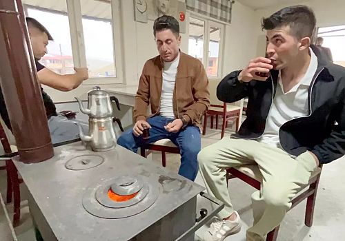 Ardahan da Yaylada hayvancılıkla uğraşan köylüler, akşamları soba yakmak zorunda kalıyor.