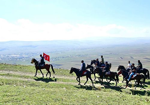 Ardahan da Yıldızlı Dağın zirvesinde bulunan tarihi Ramazan Tabyasına Atlarla yürüyüş düzenledi