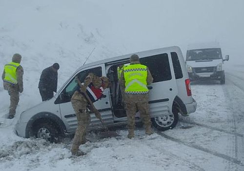 Ardahan’da Yoğun Kar ve Tipi Ulaşımı Aksattı: Jandarma Mahsur Kalan Vatandaşların İmdadına Yetişti