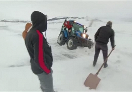 Ardahan da Yoğun kar yağışı nedeniyle kara saplanan araçlar traktör yardımıyla kurtarıldı