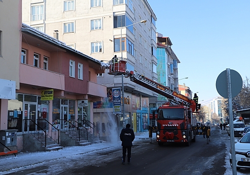 Ardahan'da Yoğun Kar Yağışının Ardından Buz ve Kar Kütleleri Temizleniyor