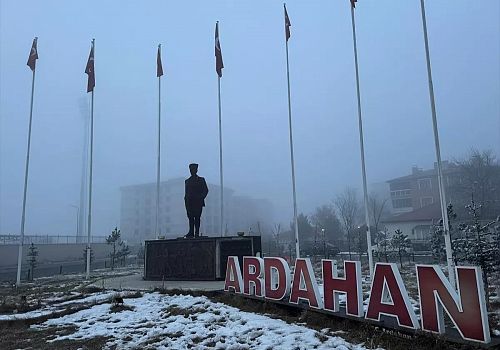Ardahan'da yoğun sis nedeniyle görüş mesafesi azaldı