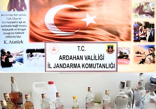 Ardahan'da yolcu otobüsündeki bir valize gizlenmiş 2 şişe etil alkol ele geçirildi