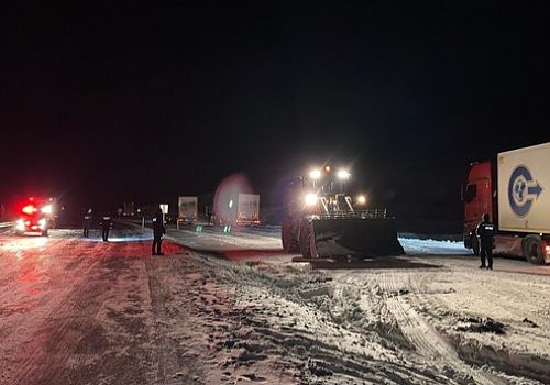 Ardahan da yolda kalan 4 TIR, AFAD ve Karayolları ekipleri tarafından kurtarıldı.