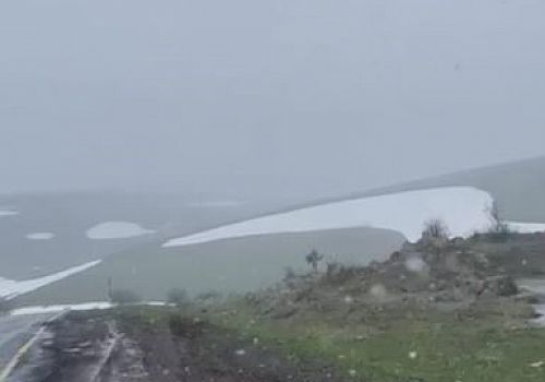 Ardahan’da yüksek kesimlerde kar yağışı ve sis etkili oldu.