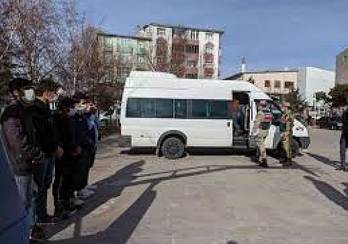 Ardahan’da yurda yasa dışı girdikleri belirlenen 5 düzensiz göçmen yakalandı.