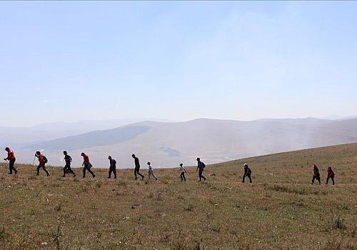 Ardahan daki 2 bin 143 rakımlı Yıldızlı Dağı'nın zirvesine  yapılan 7 kilometrelik yürüyüşü tamamladı.