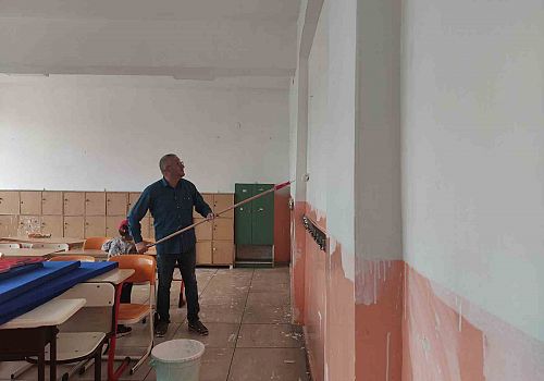 Ardahan’daki 23 Şubat İlkokulu’nun idarecileri ve öğretmenleri, tatil yapmak yerine okullarını onarıyorlar 
