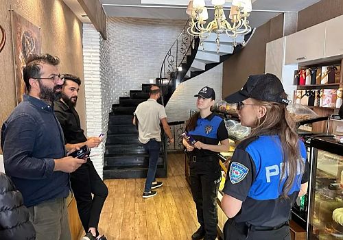 Ardahan’daki esnafa hem KADES uygulaması hem de dolandırıcılık olaylarına karşı bilgilendirmelerde bulundu.