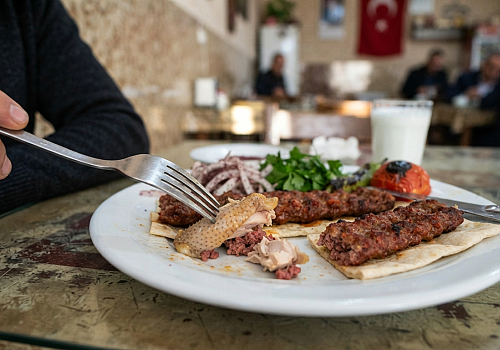 Ardahan’daki Lokantada Adana Kebap Harcından Kanatlı Eti ve Deri Çıktı