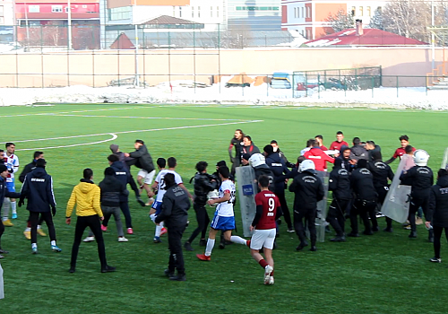 Ardahan daki Maçta Futbolcular beraberliği hazmedemeyince kavga çıkardı.