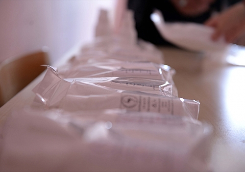 Ardahan'daki öğretmenler, meslektaşlarının ürettiği maske ve dezenfektanla ders başı yapacak