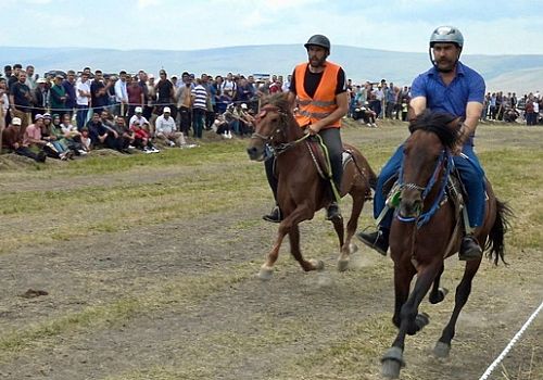 Ardahan daki Rahvan At Yarışları sağanak nedeniyle pazartesi gününe ertelendi.
