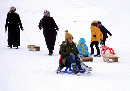 Ardahan'daki Yalnızçam Kayak Merkezi'nde hafta sonu yoğunluğu 