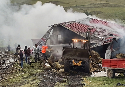 Ardahan Damal'da Yangın: Samanlık Kullanılamaz Hale Geldi