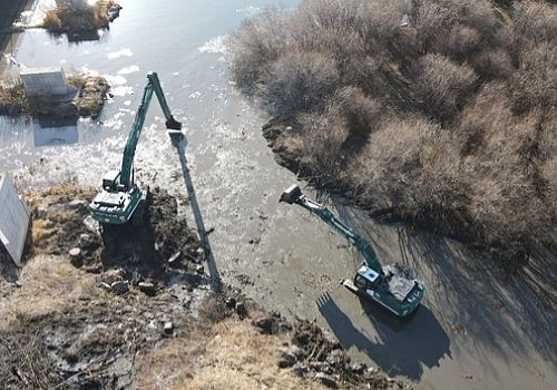 Ardahan’dan geçen Kura Nehri’nde DSİ tarafından kapsamlı temizlik ve düzenleme çalışması başlatıldı.