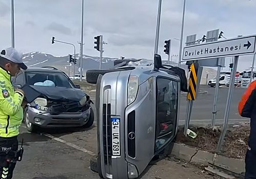 Ardahan Devlet Hastanesi Kavşağında trafik kazasında 2 araç kafa kafaya çarpıştı