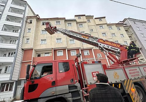 Ardahan Duyarlı Çocuğun İhbarı Sonuç Verdi: Mahsur Kalan Kedi Kurtarıldı