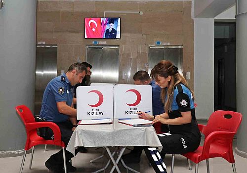 Ardahan Emniyet Müdürlüğü bünyesinde görevli polis memurları Türk Kızılayı’na kan bağışı yaptı.