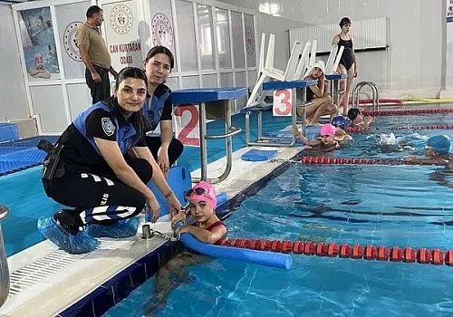 Ardahan Emniyet Müdürlüğünden ilkokul öğrencilerine ücretsiz yüzme kursu 
