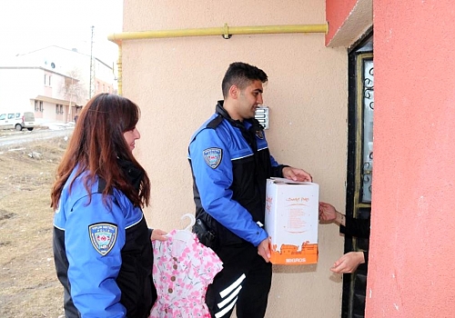 Ardahan Emniyetinden muhtaç ailelere gıda yardımı