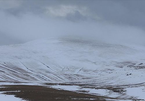Ardahan Erzurum ve Kars ta sabah saatlerinde başlayan kar, etrafı kısa sürede beyaza bürüdü