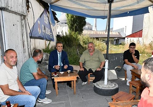 Ardahan esnafını tek tek ziyaret eden Vali Çiçek, işlerinde kolaylık ve bereketli kazançlar diledi.