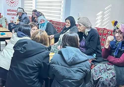 Ardahan Fen Lisesi Öğrencilerinden Huzurevine Anlamlı Ziyaret