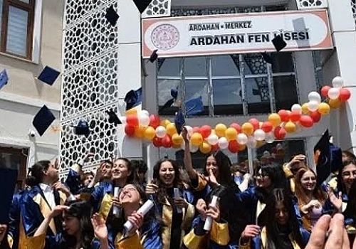 Ardahan Fen Lisesi Öğrencilerinin Üniversitelerin nitelikli bölümlere yerleşmeleri kamuoyunda takdirle karşılandı