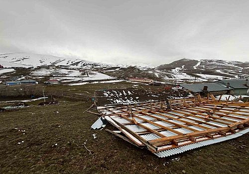 Ardahan Göle’de Kuvvetli Rüzgar Hasara Yol Açtı: 3 Çatı Uçtu