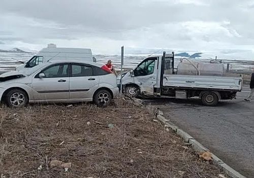 Ardahan Göle Yolunda Virajda Talihsiz Karşılaşma: Süt Tankeri ile Otomobil Çarpıştı, Bir Yaralı Var