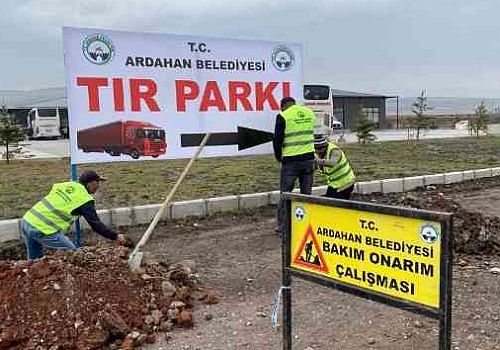 Ardahan Haberi: Ardahan Belediyesi otobüs terminalinin çevre düzenlemesi ve boyama çalışmaları gerçekleştirdi.